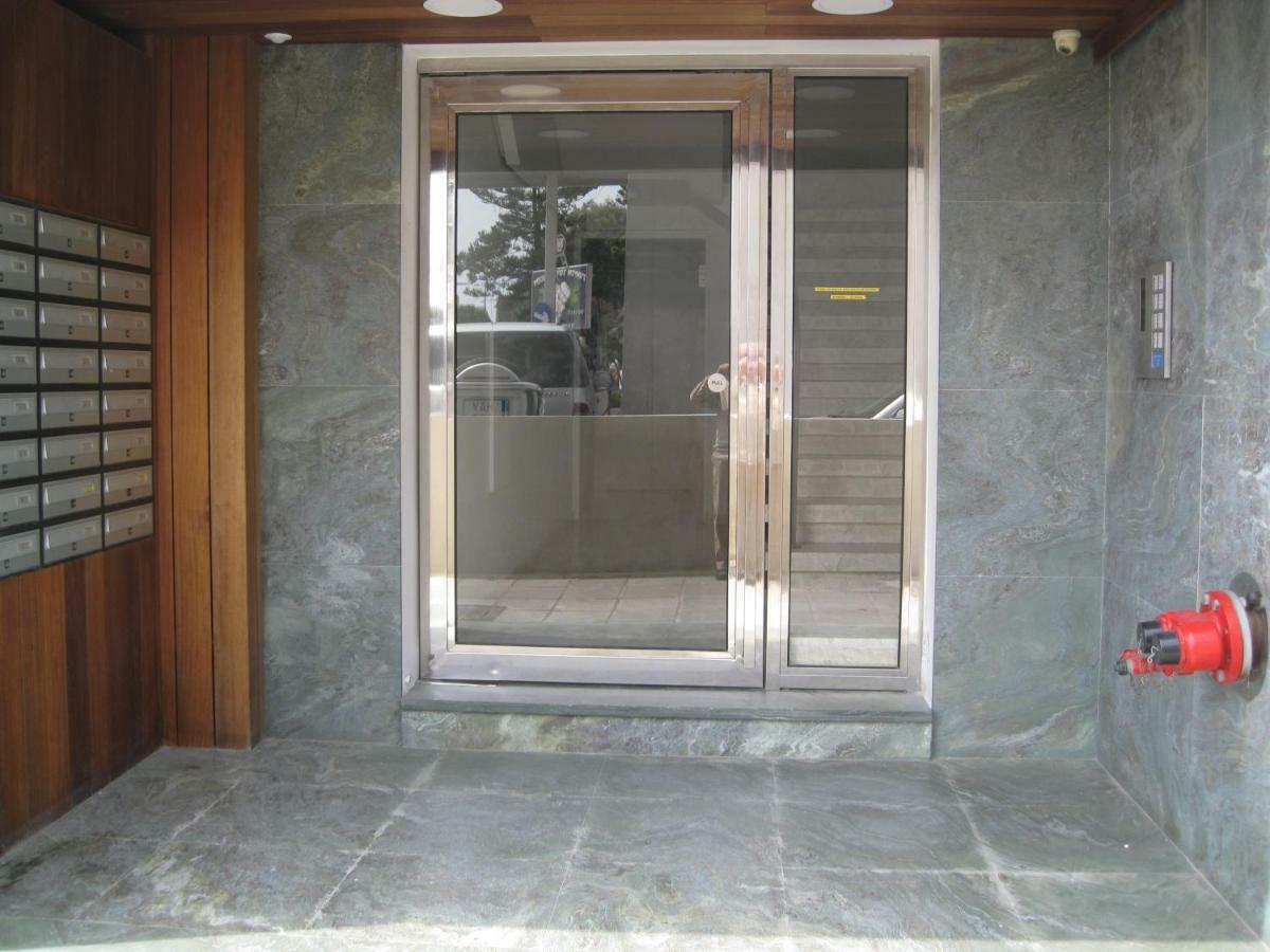 Mediterranean Breeze Apartment Limassol Bagian luar foto